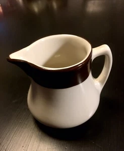 Shenango China Milchkännchen • Porzellan weiß mit braunem Band • MCM • Restaurantgeschirr - Bild 1 von 7