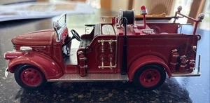 1941 GMC FIRE ENGINE TRUCK RED 1/32 DIECAST MODEL BY SIGNATURE MODELS 32348 - Picture 1 of 6