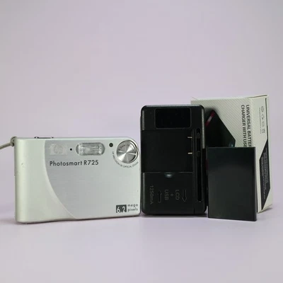 HP Digital Camera Photosmart R725 6.2MP Silver Tested With Battery and Charger - Image 1 of 4