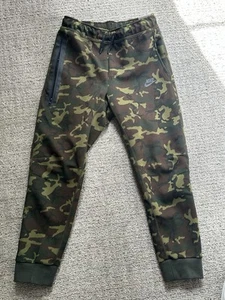 Size Large - Nike Sportswear Tech Fleece Boys Camo Joggers Sweatpants FN9120-010 - Picture 1 of 9