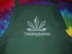 DELANTAL BORDADO HOJA DE MARIHUANA MARTYJUANA FARMS COCINA CHEF COCINERO NUEVO - Imagen 1 de 6