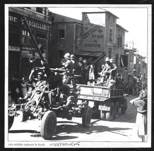 2005 -- VILLEFRANCHE . LES SOLDATS SALUENT LA FOULE . 4B756 - Foto 1 di 1