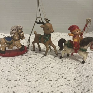De Colección Navidad Plástico Duro Set 3 Elfos Carrusel Caballo Mecedor Reno - Imagen 1 de 4