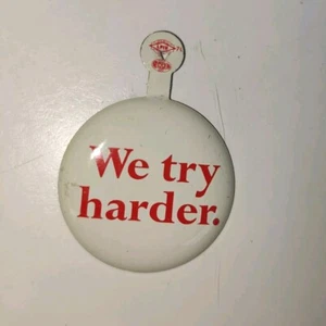 Vintage 1960er AVIS "We Try Harder" Fold Over Tab Pin/Button 1,5" Durchmesser - Bild 1 von 4