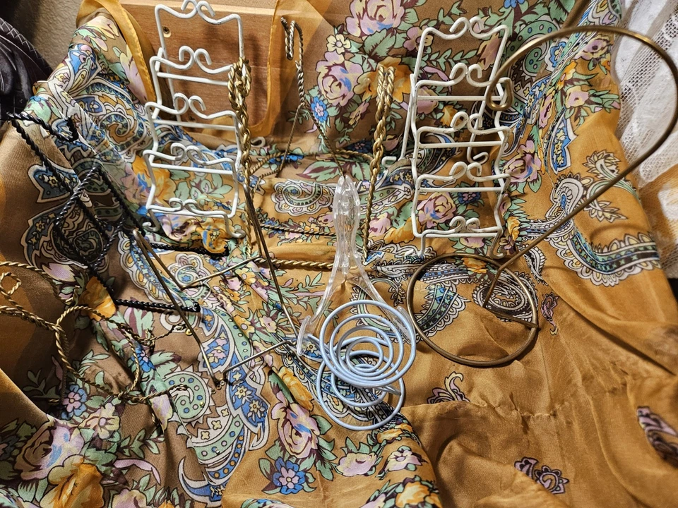 HUGE LOT OF VARIETY OF TABLETOP STAND RETAIL DISPLAY PIECES FOR HOME & BUSINESS - Image 1 of 1