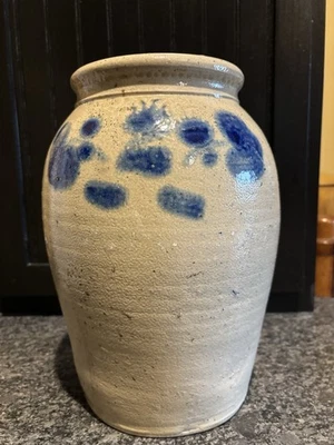 Antigua vasija de gres esmaltado con sal decorada con cobalto azul de 2 galones Foto 1 de 4