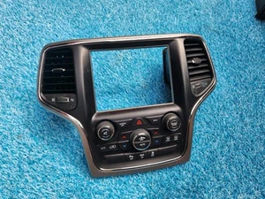 2014-2015 Jeep Grand Cherokee Climate Control 8.4'' Screen Pre Crash System - Picture 1 of 11
