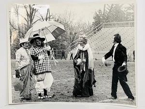 Schwarzweiß Foto Clown Narr Königin Zirkusdarsteller historisch Karneval Vintage - Bild 1 von 10
