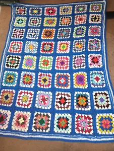 NUOVO BLU Multicolore GRANNY SQUARES AFGANO FATTO A MANO (lotto#105) - Foto 1 di 2