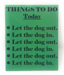 Tabla magnética de madera para nevera Dog Out Dog In Things To Do Novedad 4 x 5 pulgadas - Imagen 1 de 2