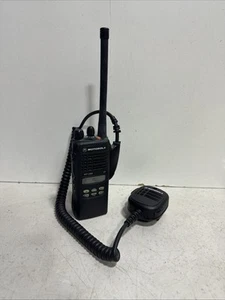 Motorola HT1250 UHF 403-470 MHz 128 canali GMRS AAH25RDF9AA5AN con batteria - Foto 1 di 12