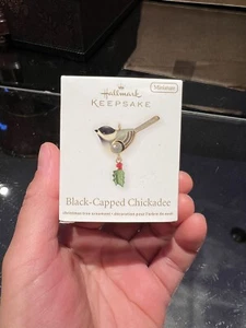 2011 Hallmark Keepsake Ornament schwarz-bedeckt Chickadee - Neu im Karton - Miniatur - Bild 1 von 3