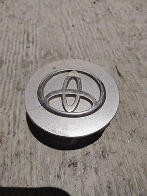 TAPA CENTRAL RUEDA TOYOTA PRIUS OEM PT945-47161-AA Foto 1 de 2