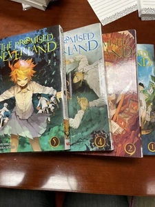 Lotto manga The Promised Neverland volumi 1, 2, 4 e 5 - Foto 1 di 11