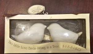 Juego de agitador de sal blanca y pimienta Kate Aspen besando pájaros de amor en exhibición caja de regalo - Imagen 1 de 7