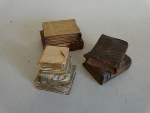 Drei Bücherstapel aus Holz - Schnitzarbeiten Sockel für Bücherwürmer Deko - Bild 1 von 8