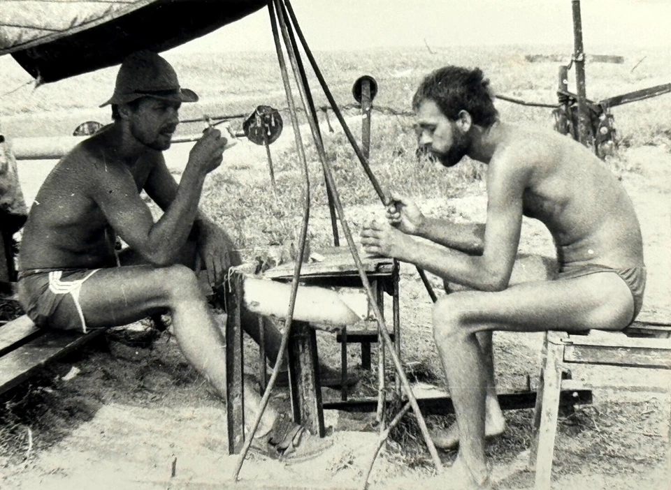 Foto vintage de los años 70 - Dos hombres guapos sin camisa interés gay Foto 1 de 4