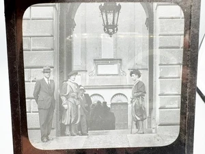 VINTAGE MAGISCHE LATERNE GLASSCHIEBER HISTORISCHE WACHE IN UNIFORM AM GEBÄUDEEINLAUF - Bild 1 von 2