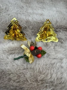 Vintage Metallic Foil Baubles Christmas Tree Decorations Retro Holly x3 80s/90s - Picture 1 of 7