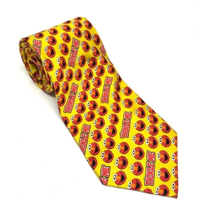 Corbata Tickle Me Elmo Plaza Sésamo Para Hombres Cuello de Seda Estampado Completo Amarillo 2004 Usada en Excelente Condición Foto 1 de 4