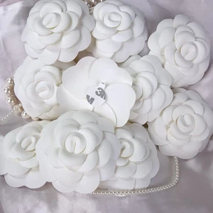 10 X CHANEL Adesivo classico bianco fiore di camelia (carta, 7,5 cm) confezione vacanze - Foto 1 di 8