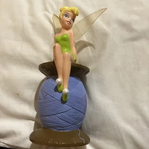 Banco de monedas púrpura vintage años 90 Disney TINKERBELL sentado en carrete de hilo - Imagen 1 de 8