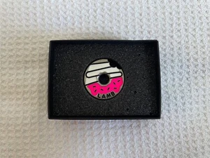 Lamb Crafted Berry White Donut Ball Marker 2021 Pink Bite Sprinkles - Bild 1 von 2
