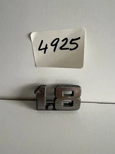 Emblema de coche de plástico original vintage 1.8 Chevrolet Ford Chrysler?  - Imagen 1 de 5