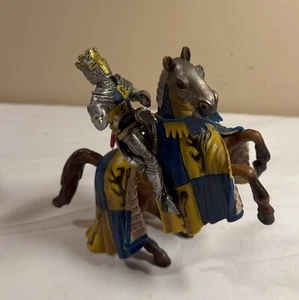 Schleich Burg Ritter Figur - Berittener Ritter auf Pferd - Gold & Blau - Bild 1 von 3