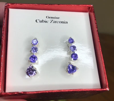 Juego de pendientes circonitas cúbicas, morado, perforado, nuevo en caja. Foto 1 de 2