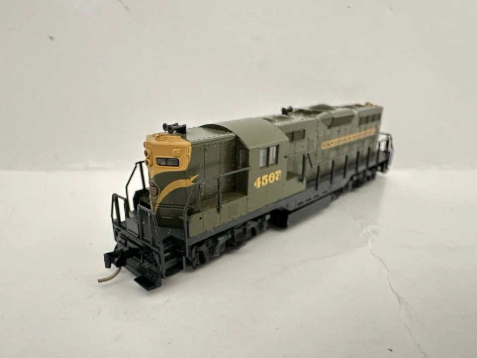 Atlas N Scale GP-9 Canadian National Loco #4332 - Image 1 of 4