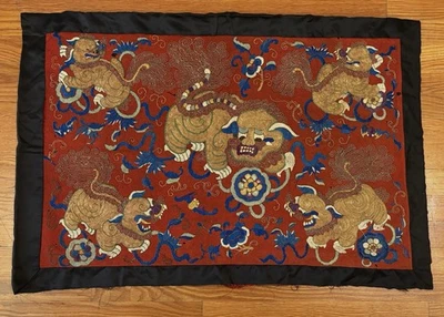 ANTIQUE CHINESE SILK & GOLD THREAD FU LIONS FOO DOGS EMBROIDERED  ALTAR CLOTH - Image 1 of 4