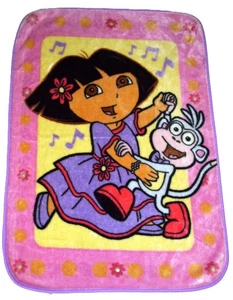 Dora the Explorer Stiefel Kleinkind Plüsch Decke lila Kleid Musik Noten Blumen - Bild 1 von 2