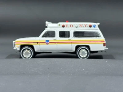 Ambulancia Chevrolet Suburban K20 1983 1:64 GreenLight FDNY New York Fire EMS. Foto 1 de 4