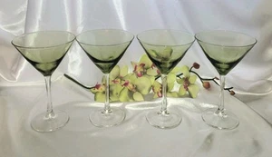 Vasos Martini de colección verde oliva con vástago transparente usados en excelente estado 7,25 H x 4,75 W - Imagen 1 de 3