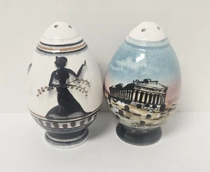 Vintage handbemalte Salz- und Pfefferstreuer aus Porzellan mit griechischem Thema in Eiform - Bild 1 von 5