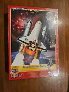 MASTER PIECES REACH FOR THE STARS SPACE SHUTTLE COLUMBIA, GLOW, NISB - Foto 1 di 1