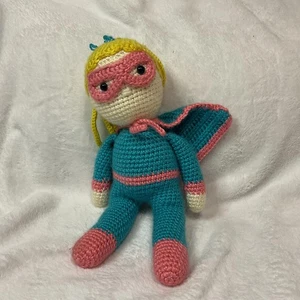 Muñeca superhéroe de ganchillo hecha a mano - Imagen 1 de 2
