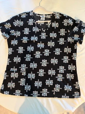 UNIFORM CHRISTMAS SCRUB TOP SB SCRUBS W/SNOWFLAKES EXCELLENT PRE OWNED (G-2) - Image 1 of 4
