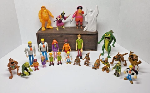 25 Scooby-Doo Action Figures: Scooby, Shaggy, Fred, Daphne, Velma, Villains Cover