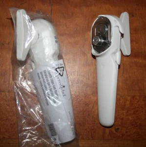 New Pampered Chef Smooth Edge Can Opener 2759 No Sharp Edges Cuts Side of Can - Picture 1 of 5