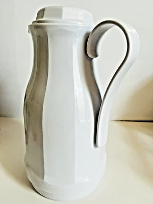 Elegante caño aislado con mango de jarra térmico de plástico blanco Foto 1 de 4