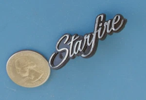 OLDSMOBILE STARFIRE INTERIOR DASH EMBLEM BRN/SILVER 75-80 76 77 78 79? 553902 - Foto 1 di 4