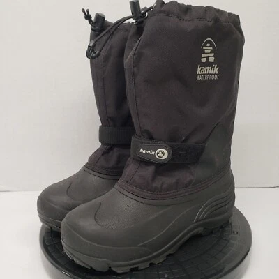 Водонепроницаемые зимние ботинки KAMIK WATERBUG черные молодежные размер 6 с красной подкладкой из полиэстера - Изображение 1 из 4