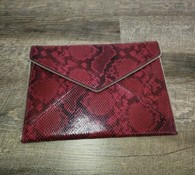 Sobre sin asas de cuero Rebecca Minkoff con borde de cremallera cuero rojo piel de serpiente  Foto 1 de 4