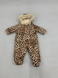 DKNY Bebé - Body Acolchado Estampado Leopardo Traje de Nieve - 3-6 Meses - Imagen 1 de 8