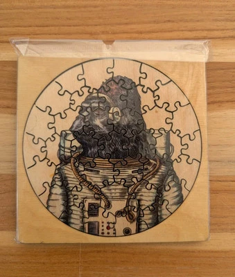 Rompecabezas Gorila Astronaut: Madera: 37 piezas: Impresión limitada: 5" X 5": Pegatina gratis Foto 1 de 4