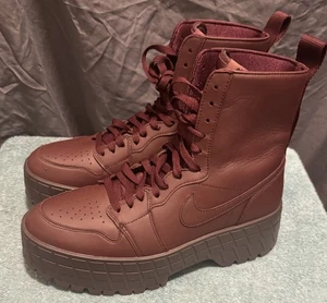 Nike Air Jordan 1 High Brooklyn Legend Burgundy Crush Brown Wmns Boot FJ5737 600 - Bild 1 von 6