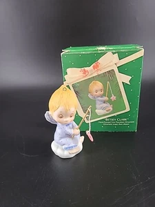 Adorno Hallmark Keepsake Betsey Clark Angel pintado a mano porcelana azul - Imagen 1 de 5