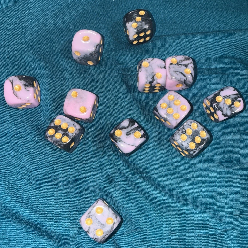 Juego de 12 dados remolinados D6 16 mm rosa y negro con puntas doradas Foto 1 de 1
